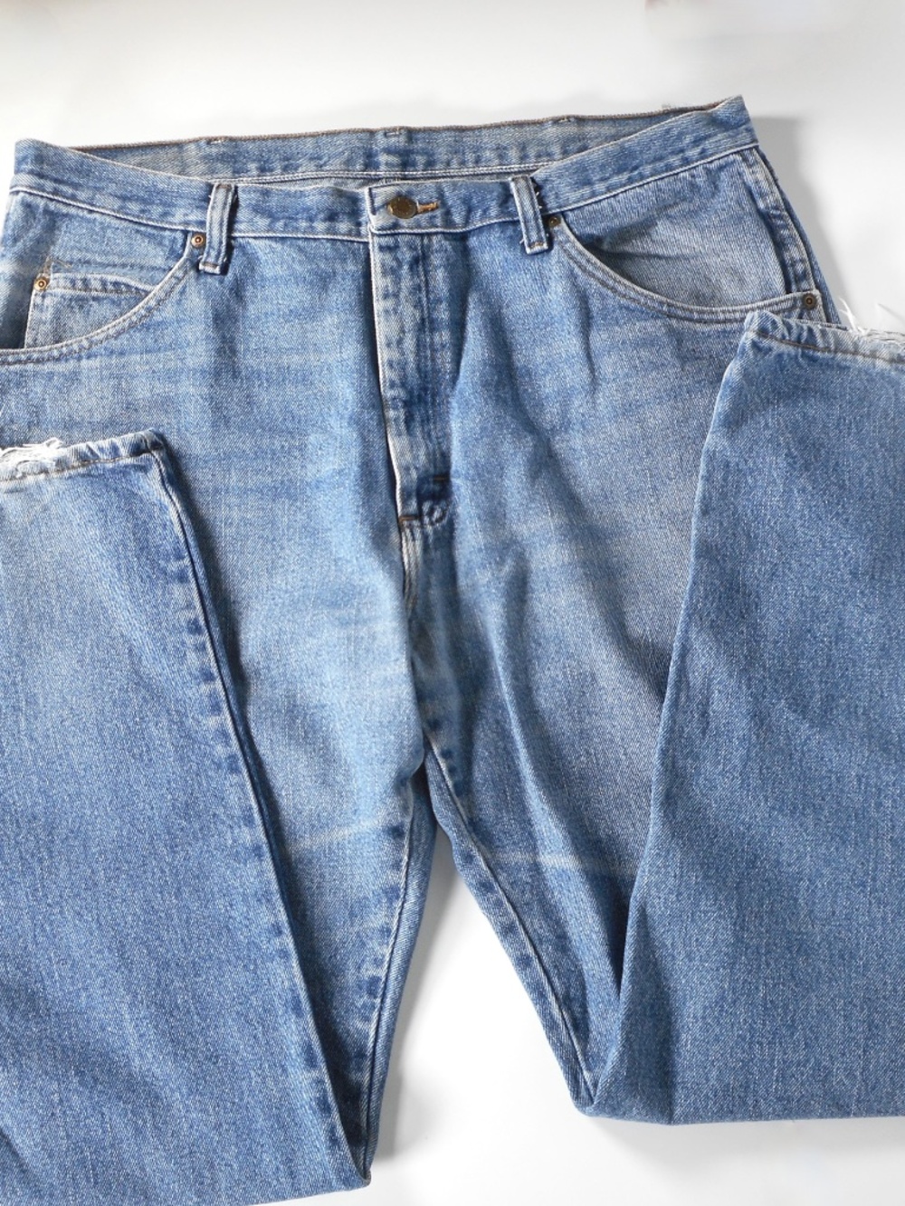 Wrangler Mens Sz 38x32 Regular Fit Jeans 100% Cotton Denim Straight Leg Distress